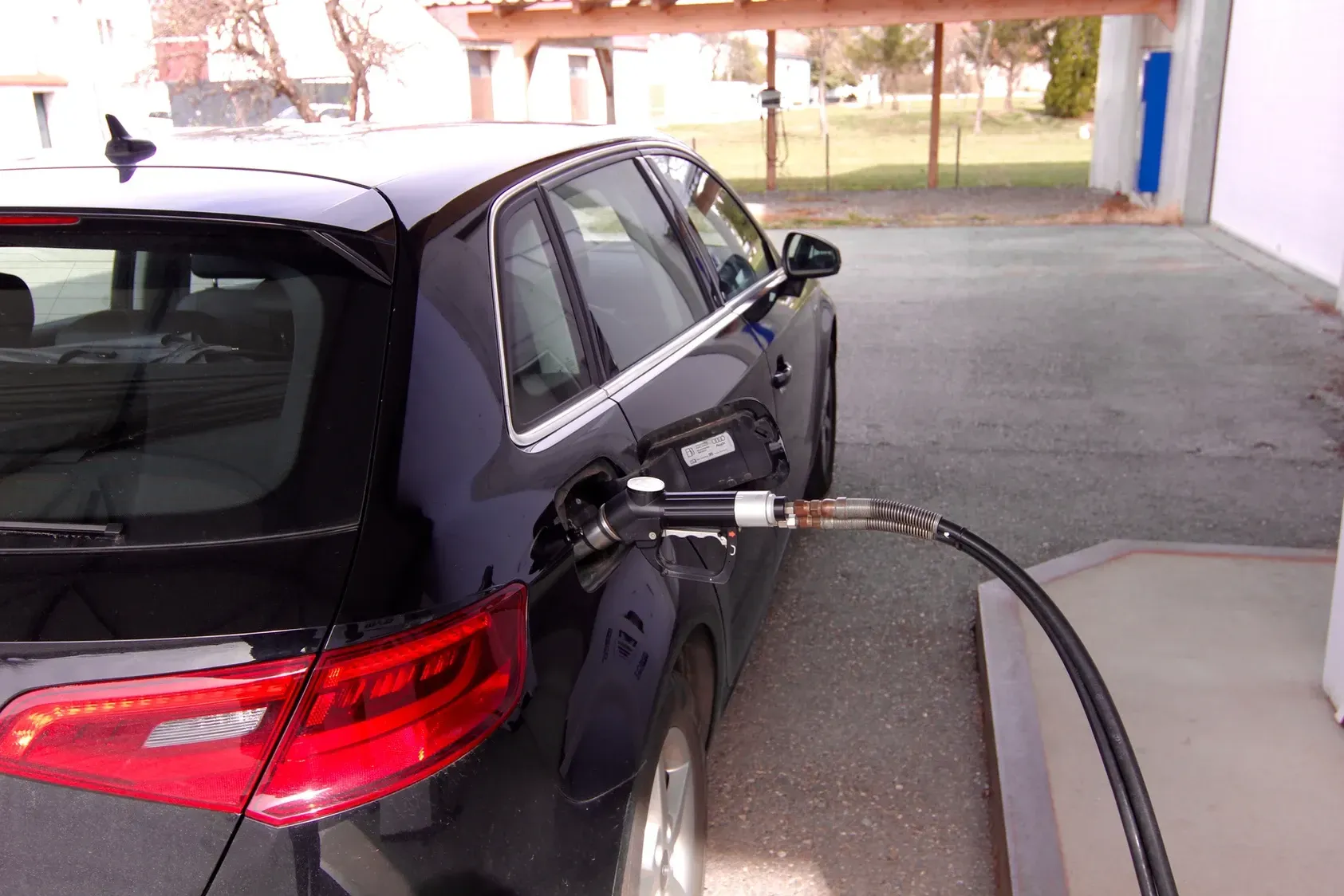 Auto tankt Biomethan bei EVM