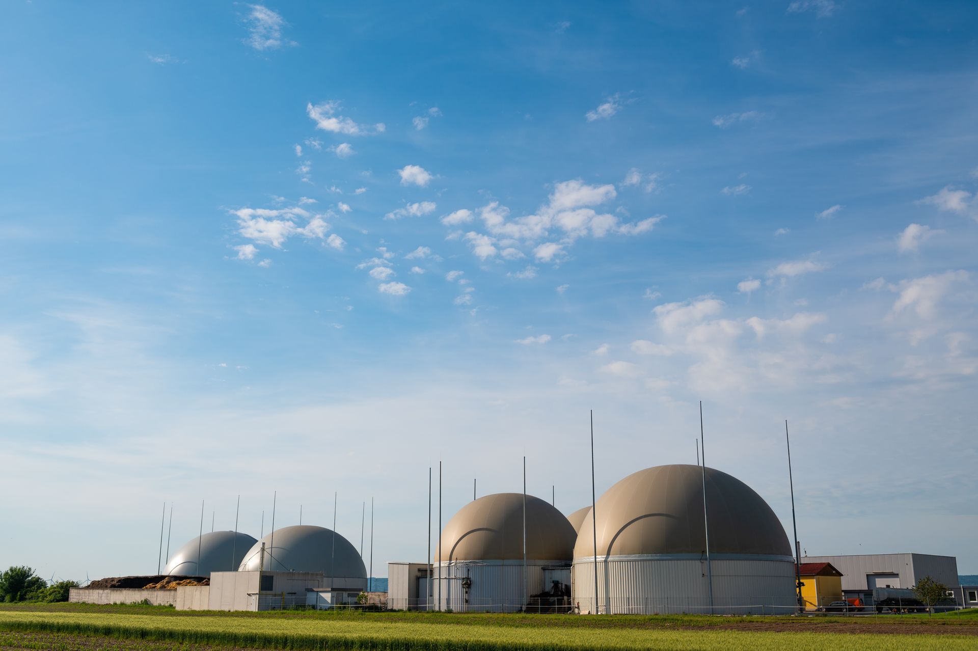 EVM Außenansicht blauer Himmel