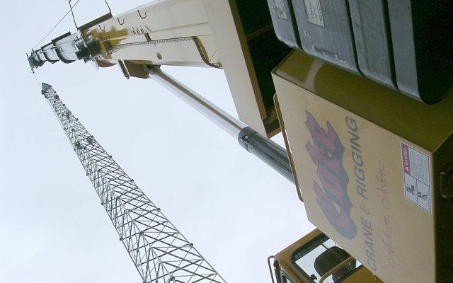 120T Crane Setting Cellular Tower