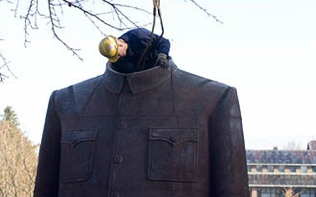 Leo Castonguay in 'Mao Jacket' Statue