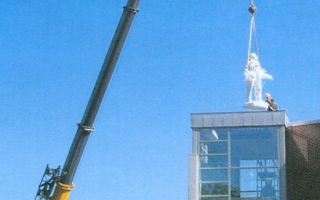 90T Crane Hoisting Statue of President Bush