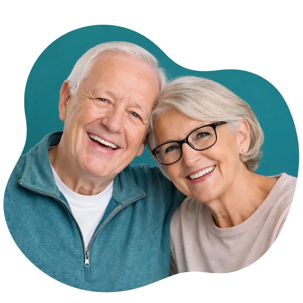 Garçon souriant, serrant les poings, portant une chemise rayée, sur fond de taches bleu sarcelle.