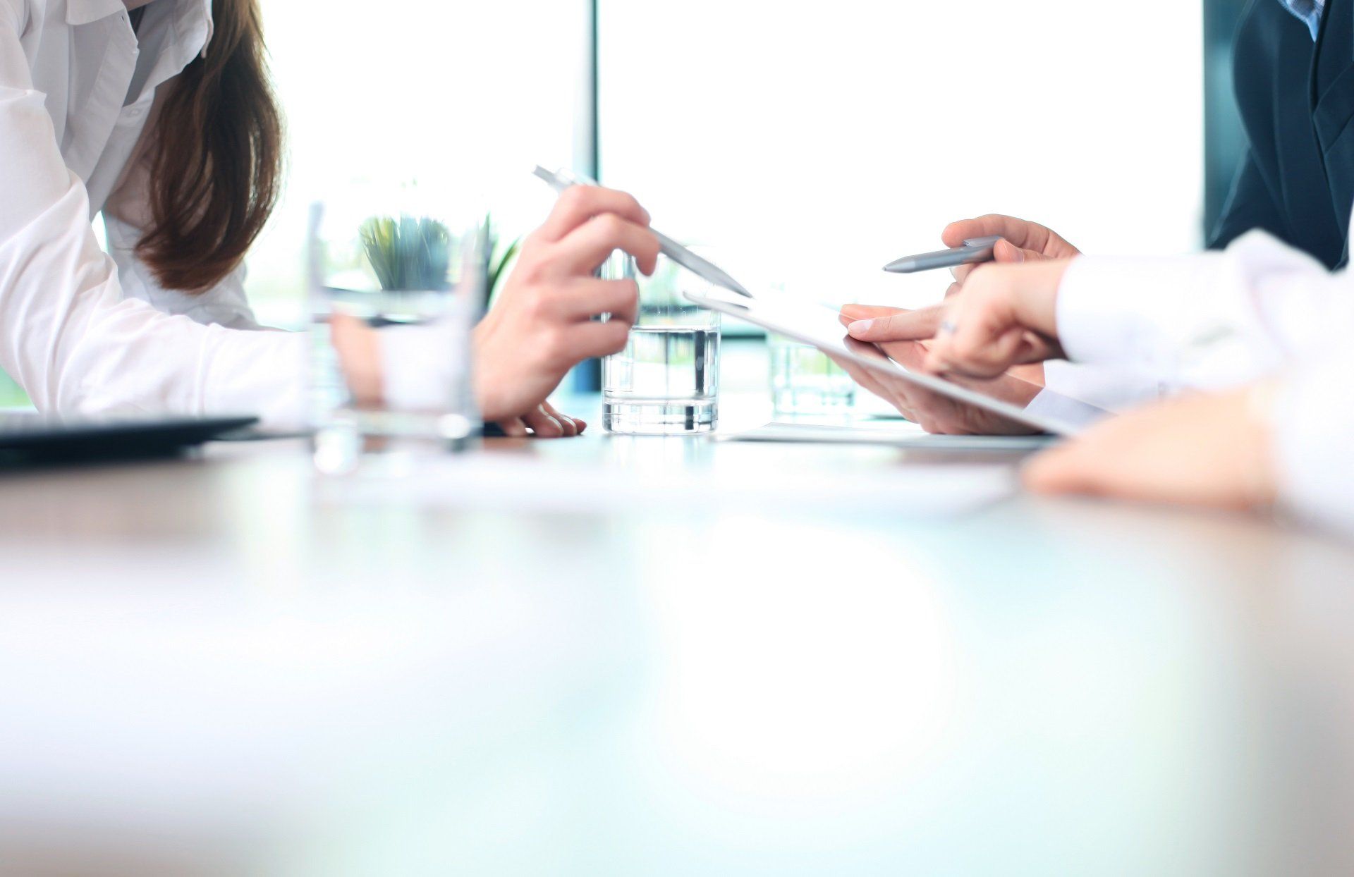 due persone che discutono di un contratto