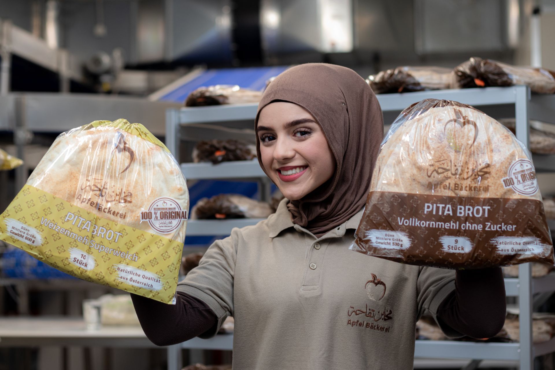 Mitarbeiter mit Pita Brot