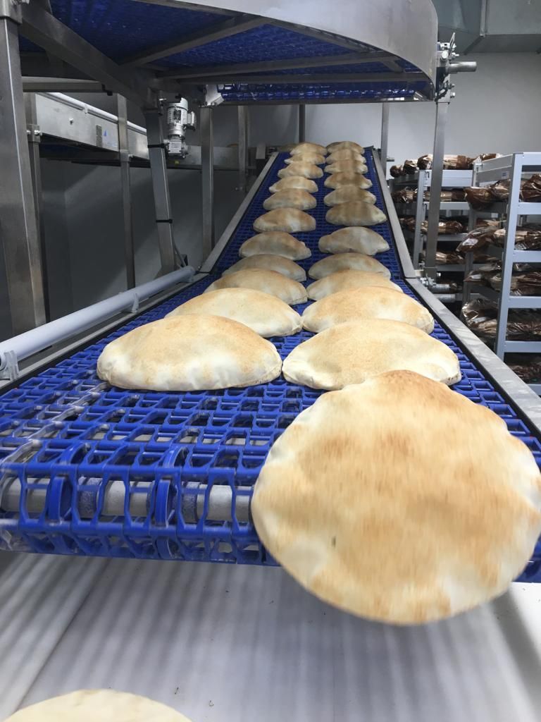 Pita Brot auf Förderband
