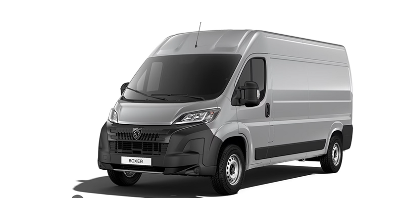 Una vista aerea di una piccola città sulla riva di un lago con le montagne sullo sfondo.