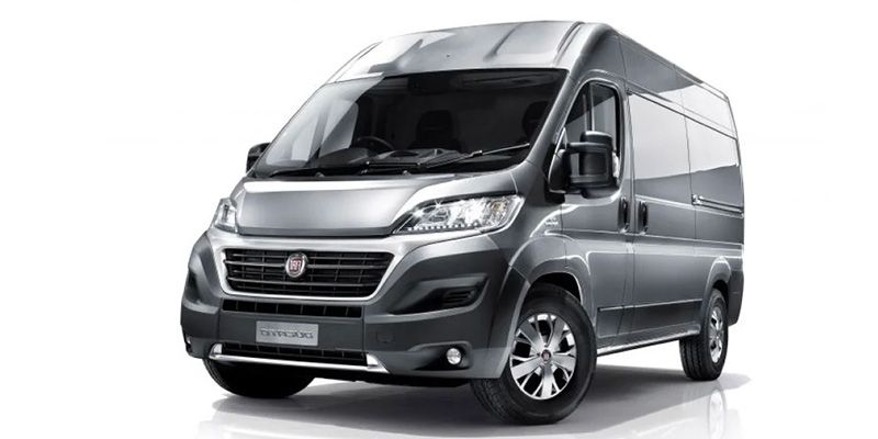 Un uomo sta guidando un'auto mentre un altro uomo è seduto sul sedile posteriore.