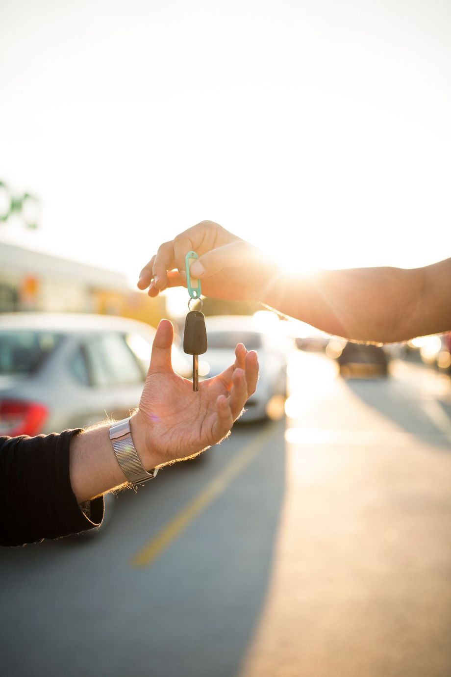 Una sposa e uno sposo stanno scendendo da un'auto.