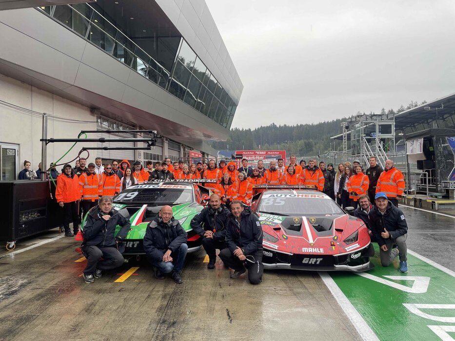 motorsport gesamte Mannschaft vor 2 Rennautos