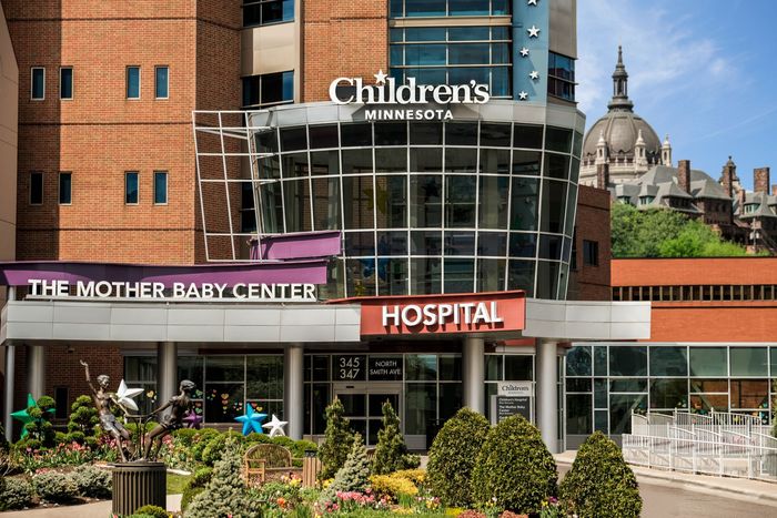 Children's Minnesota St. Paul Hospital & The Mother Baby Center on sunny day with the Cathedral of Saint Paul in the background.