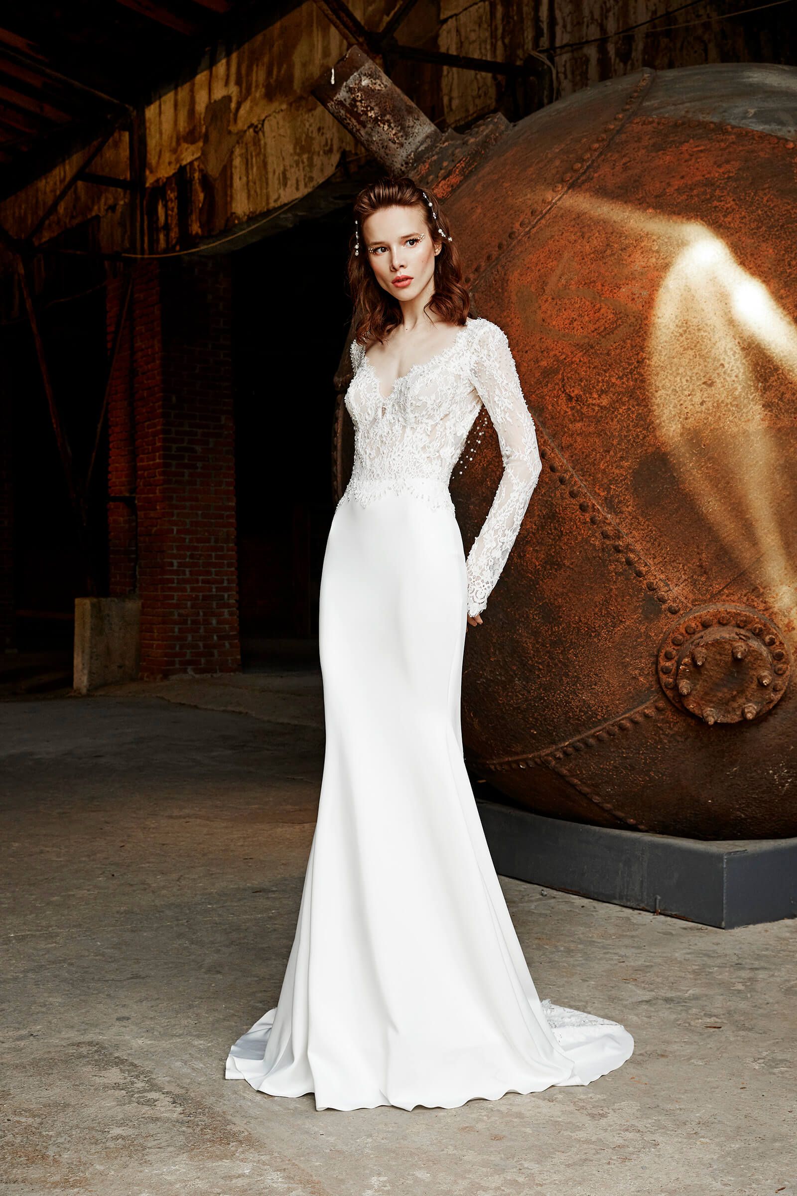 abito da sposa lungo con mantello