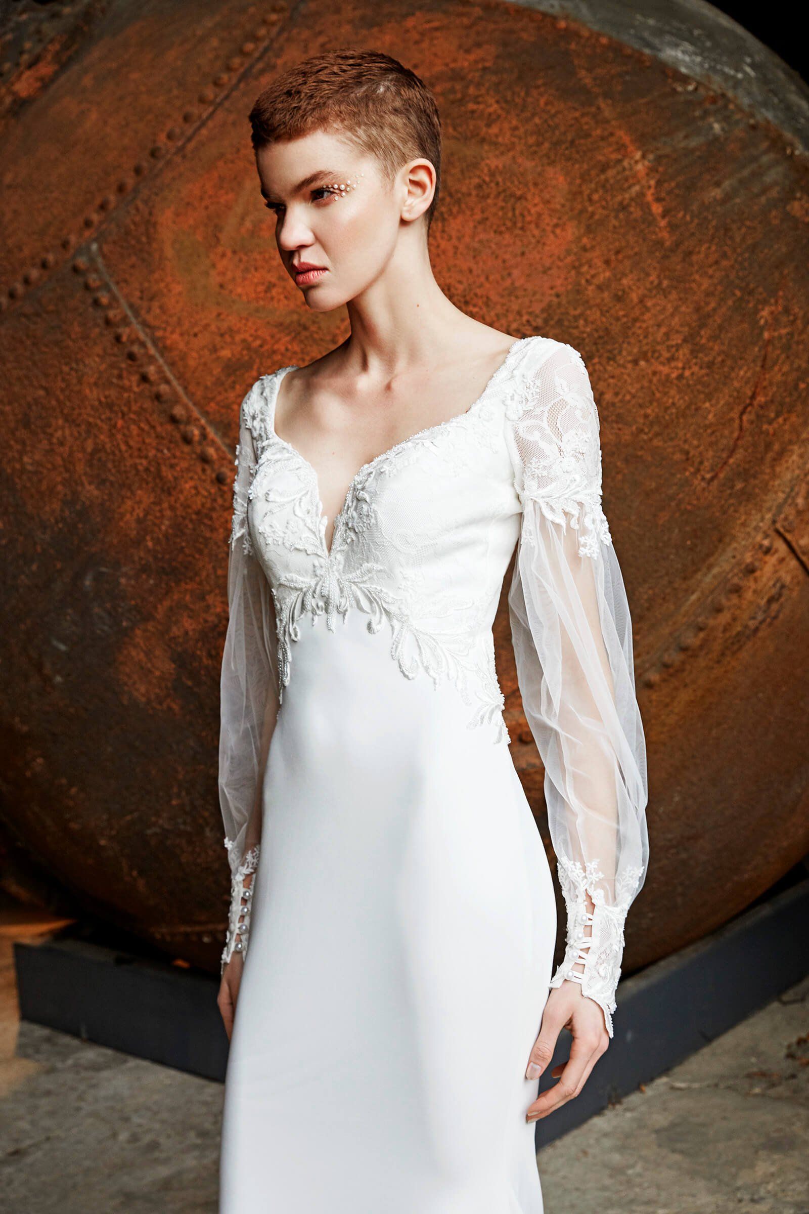 modella mentre indossa un abito da sposa in atelier