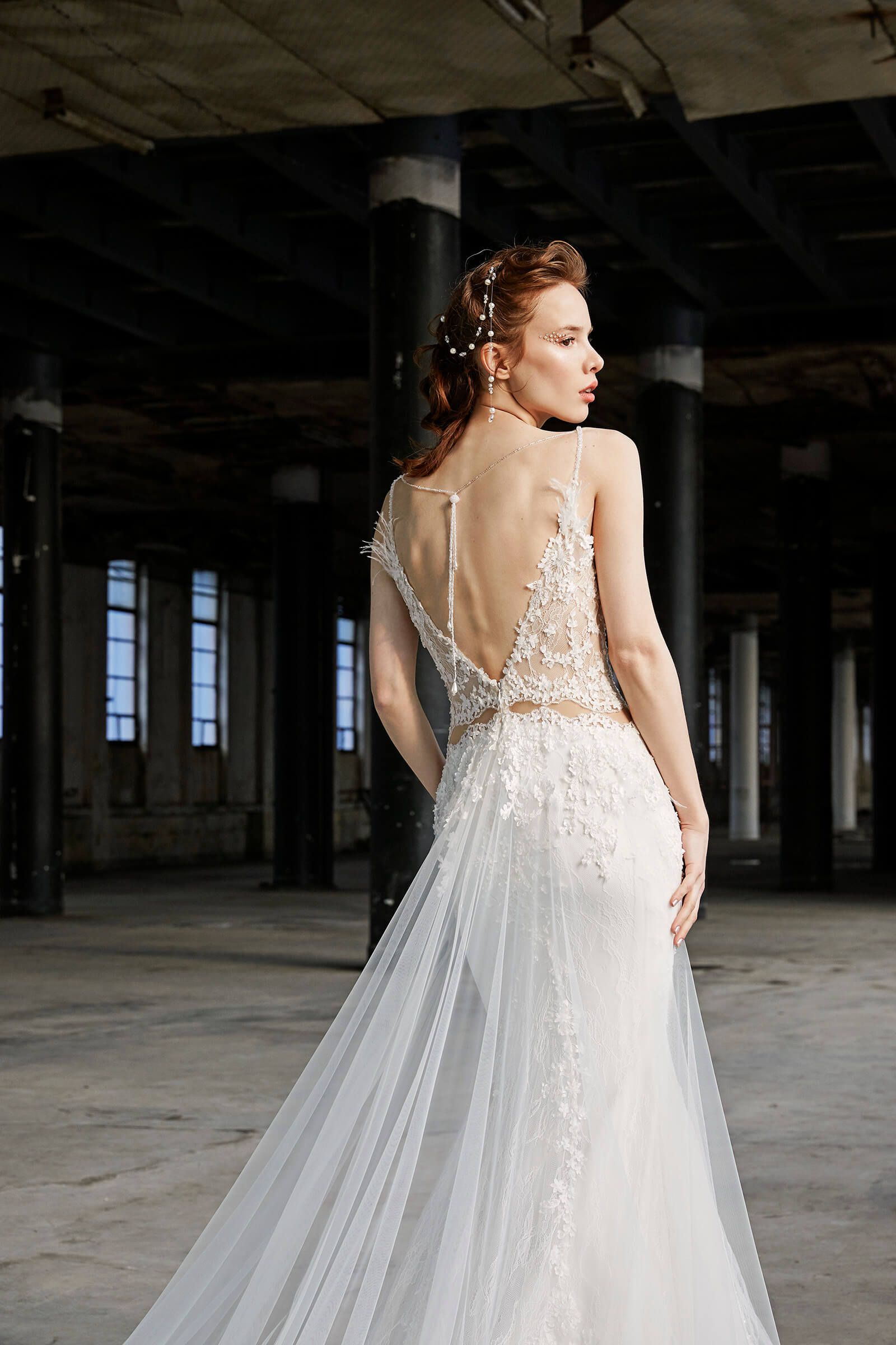 abito da sposa con ricami e schiena scoperta