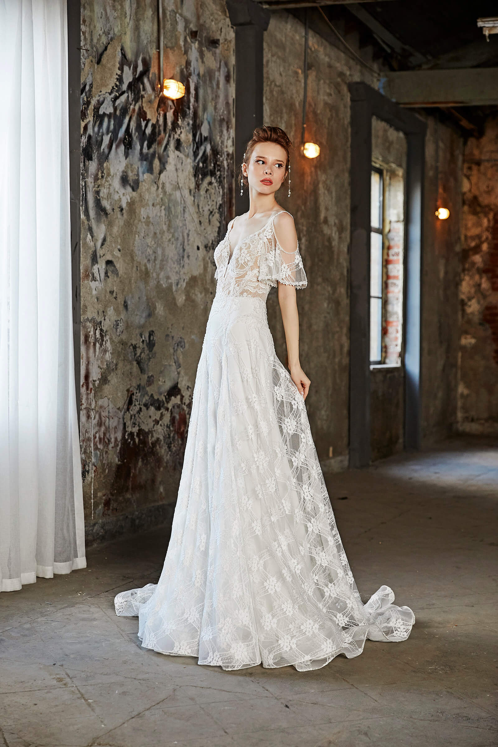 abito da sposa con ricami indossato in atelier