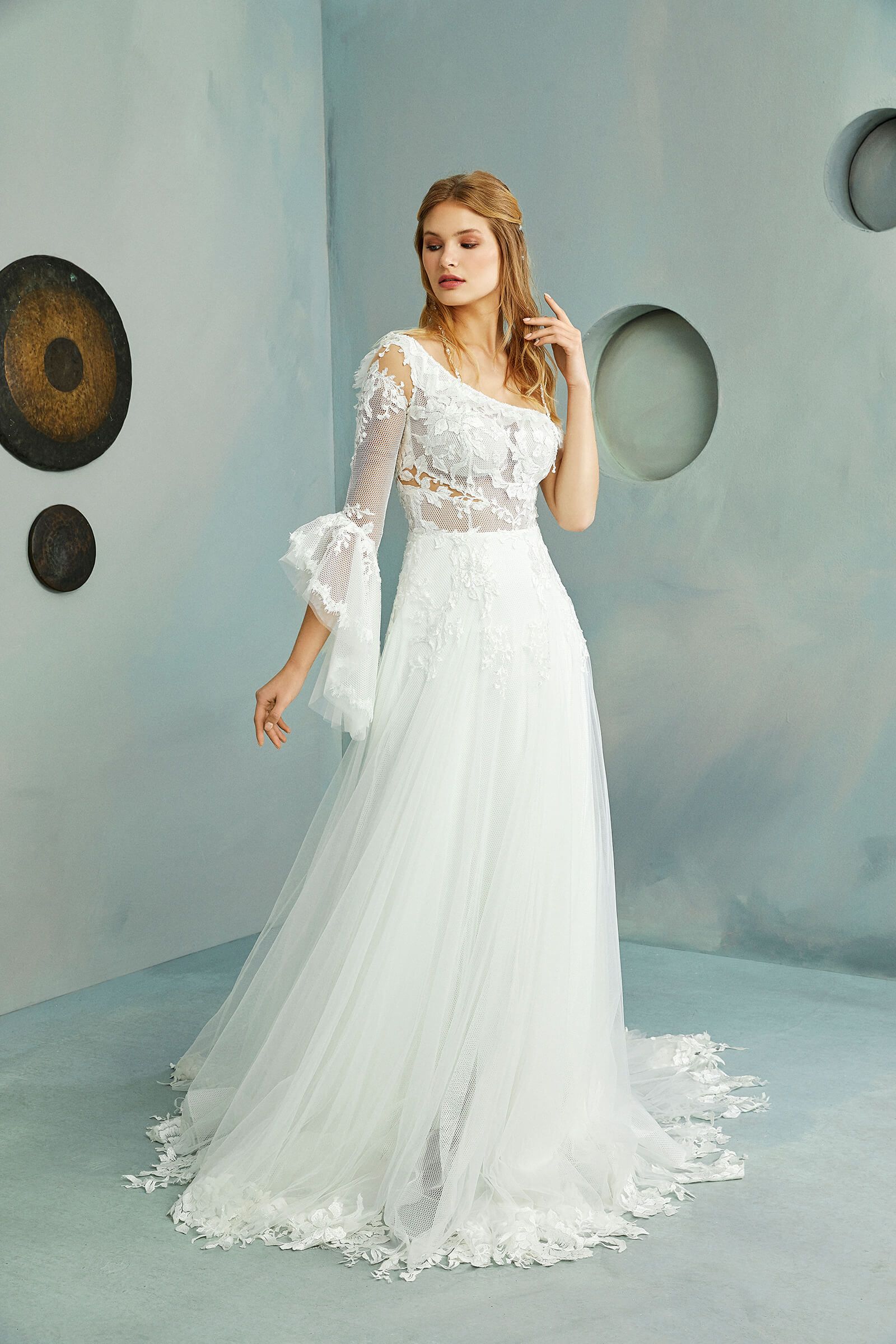 modella mentre indossa abito da sposa in atelier