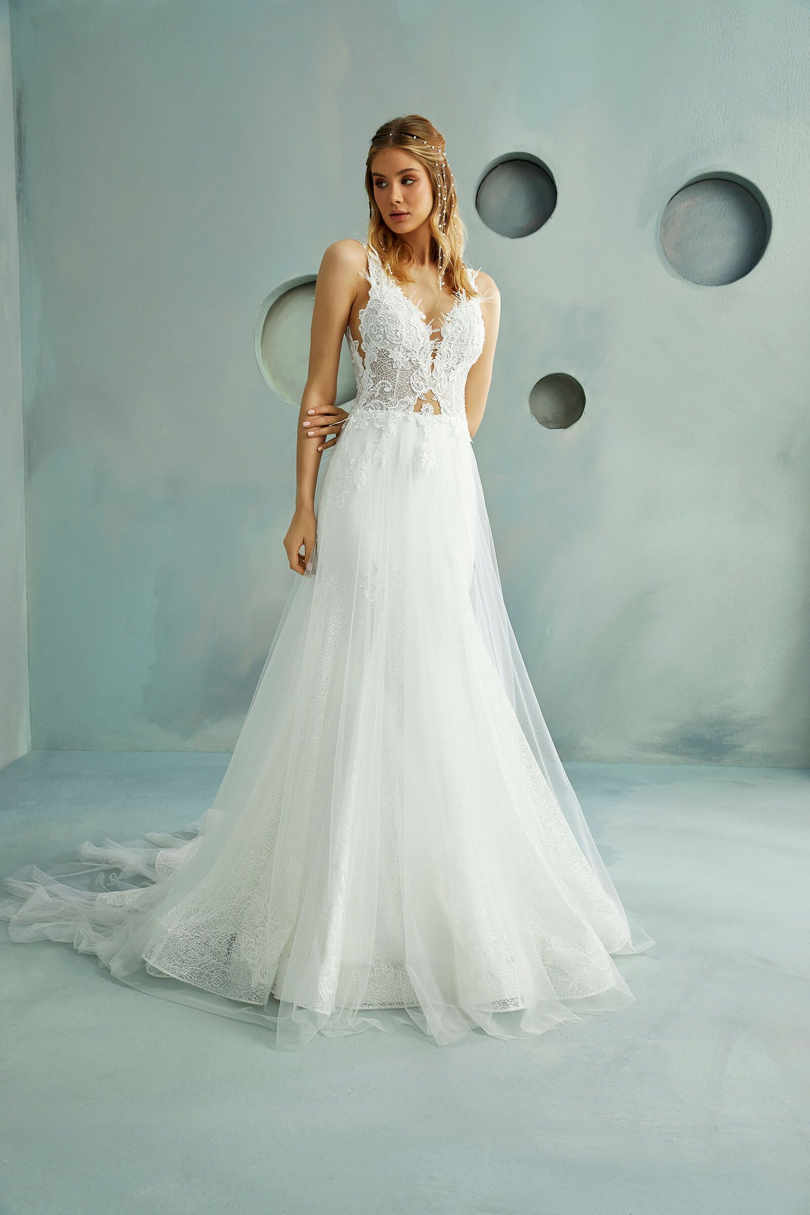 modella mentre indossa abito da sposa da lungo in atelier