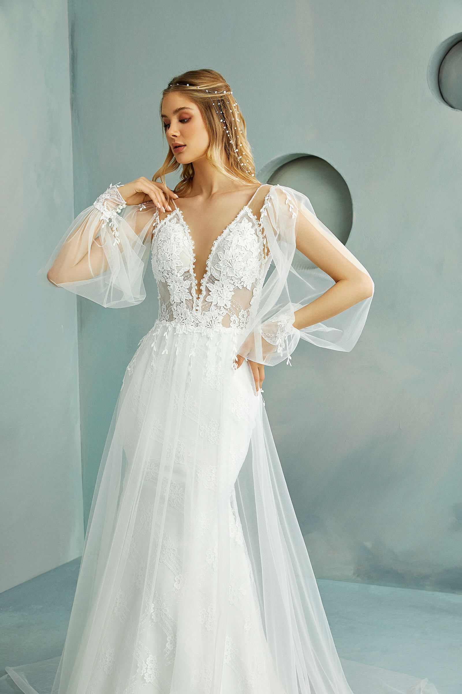 modella mentre indossa abito da sposa lungo in atelier