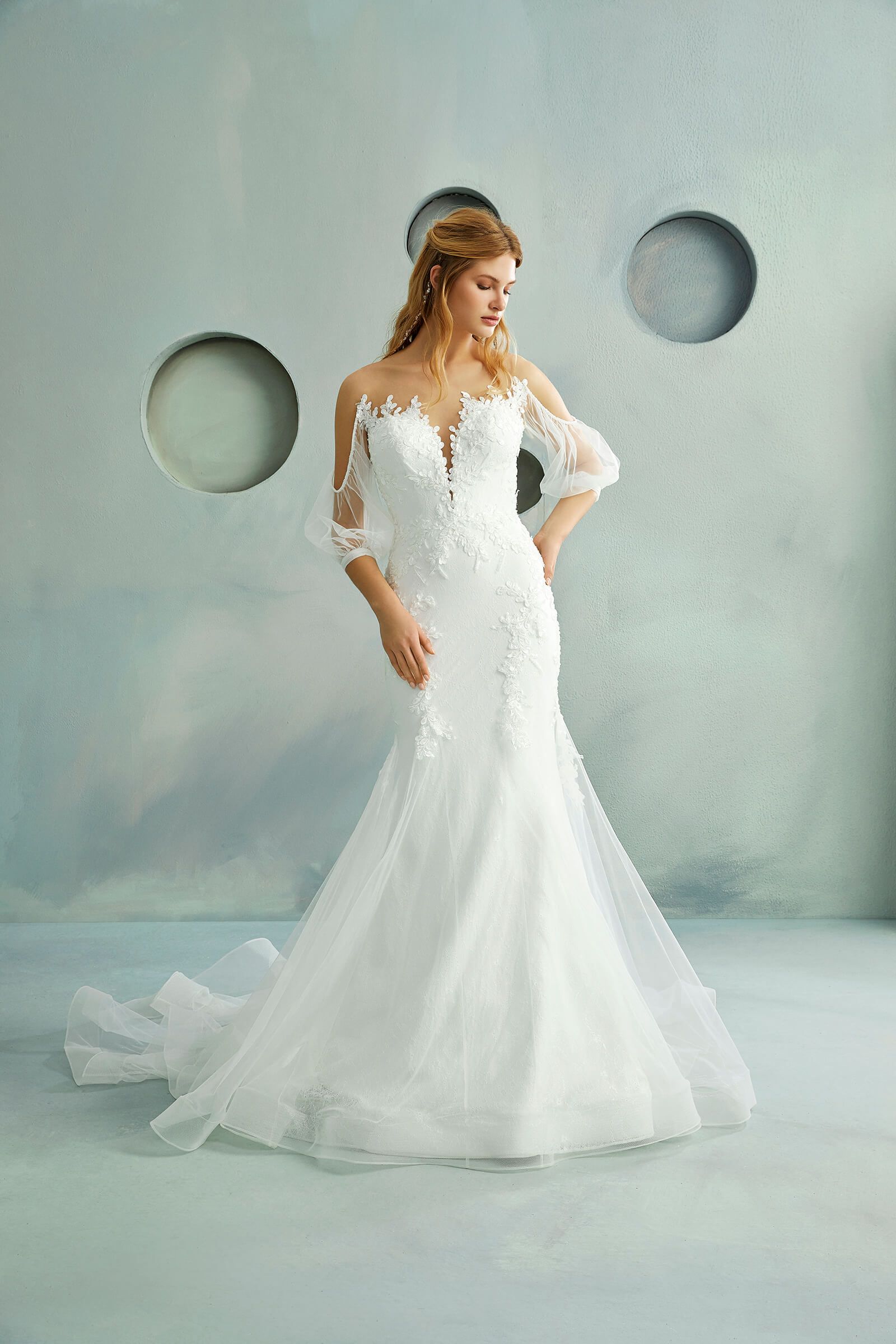 modella con abito da sposa lungo in atelier