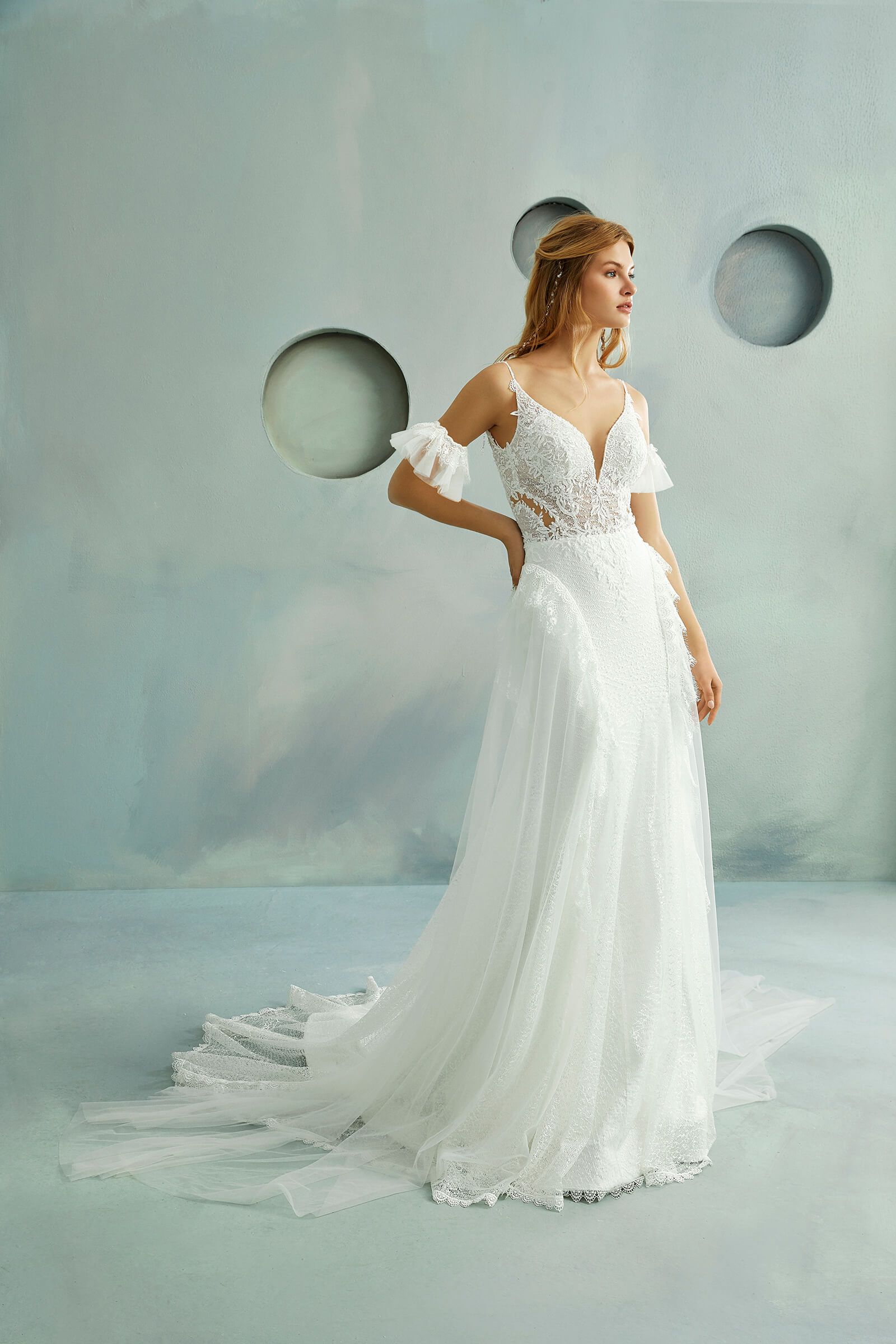 modella con abito da sposa in atelier