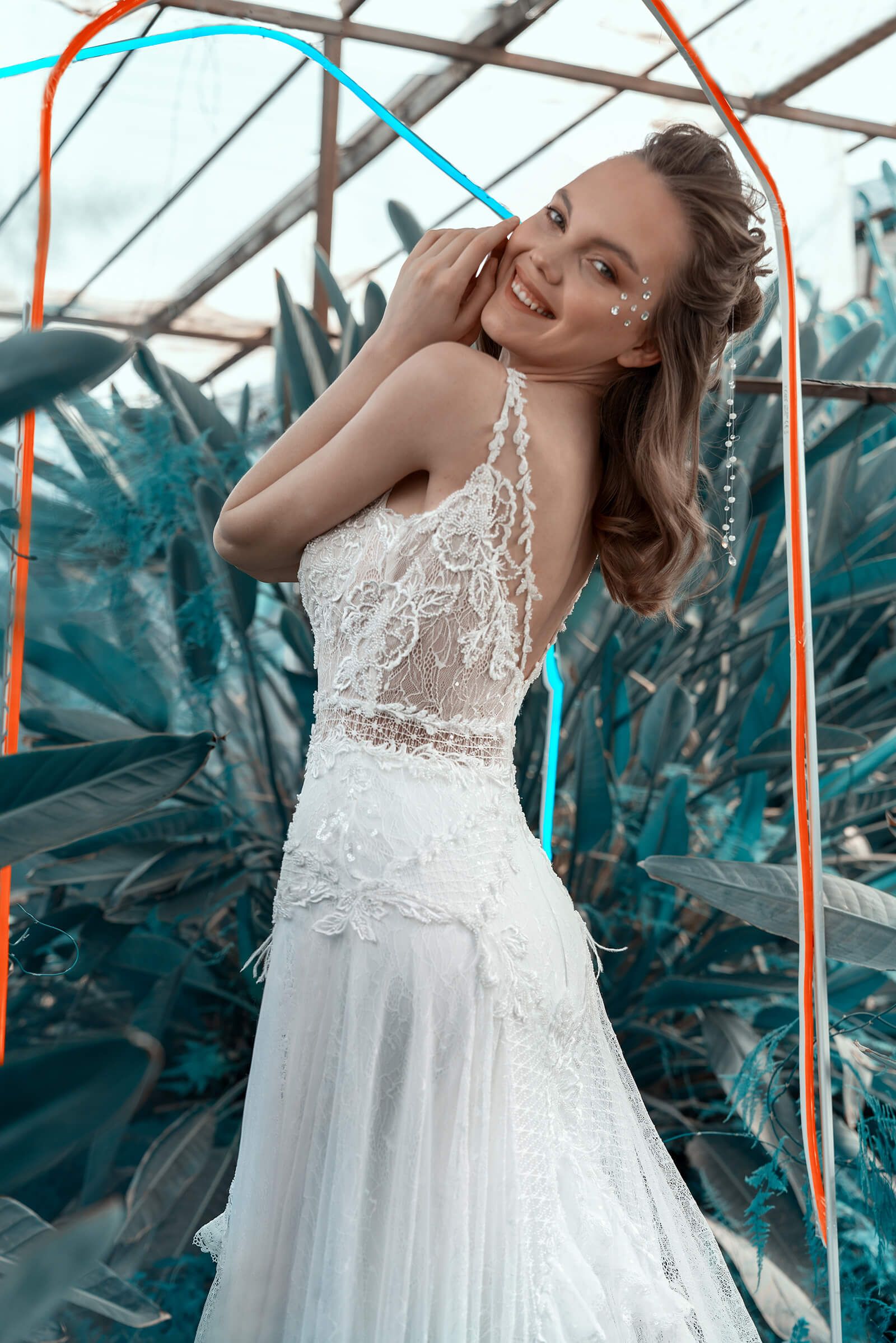 modella mentre sfoggia un abito da sposa in atelier