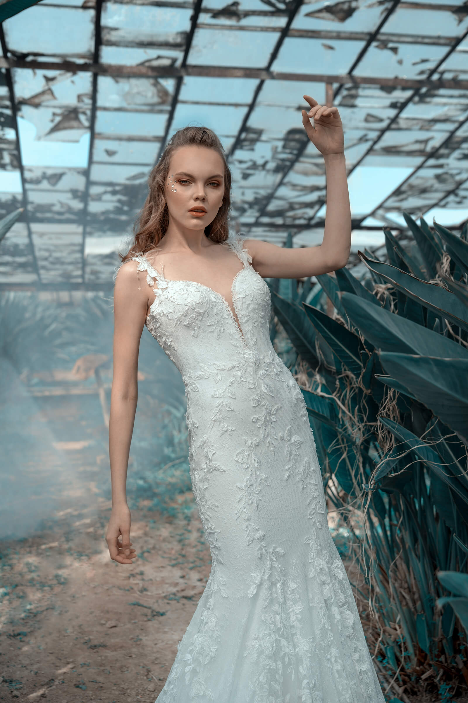 modella mentre sfoggia un abito da sposa ricamato in atelier