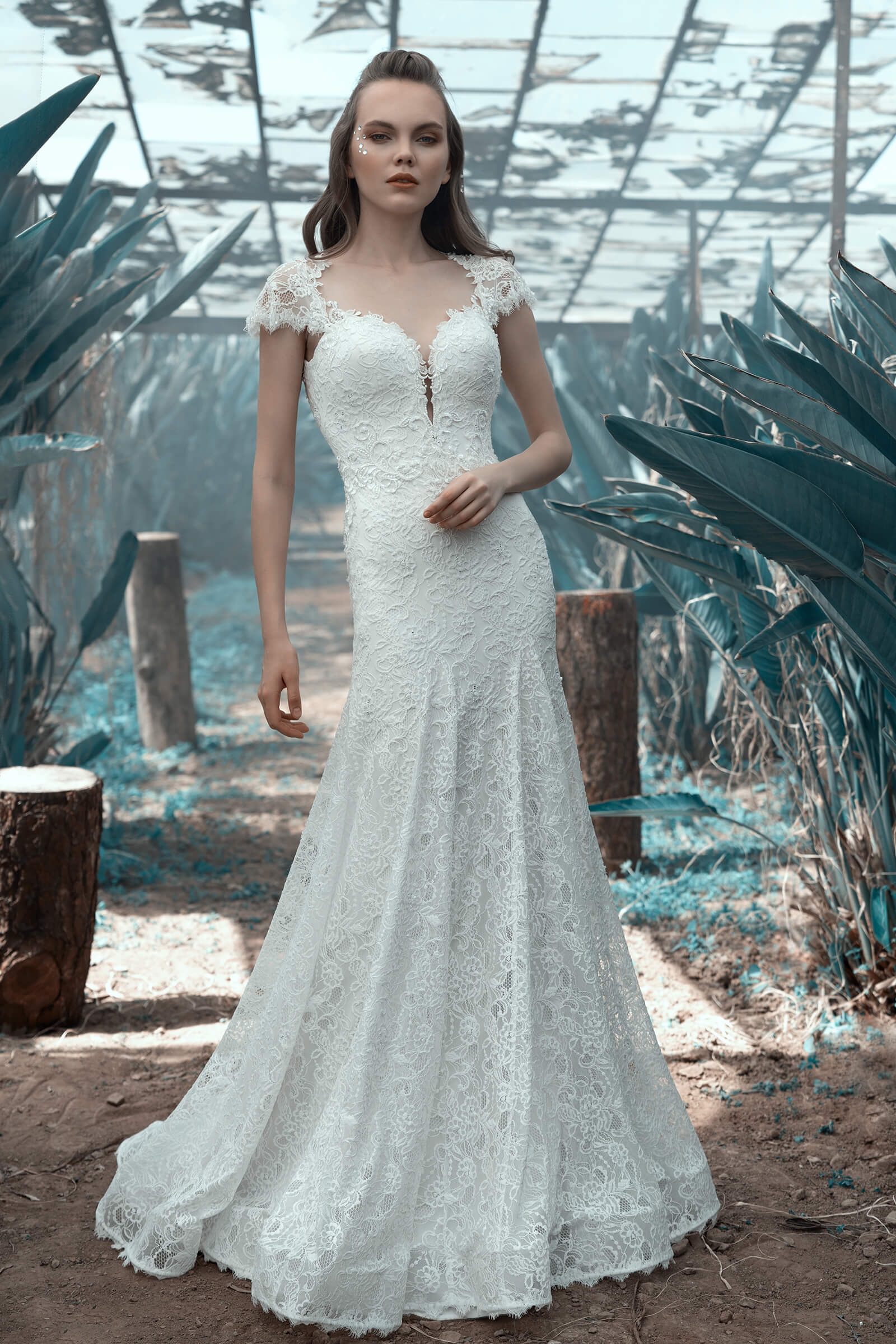 modella mentre indossa un abito da sposa