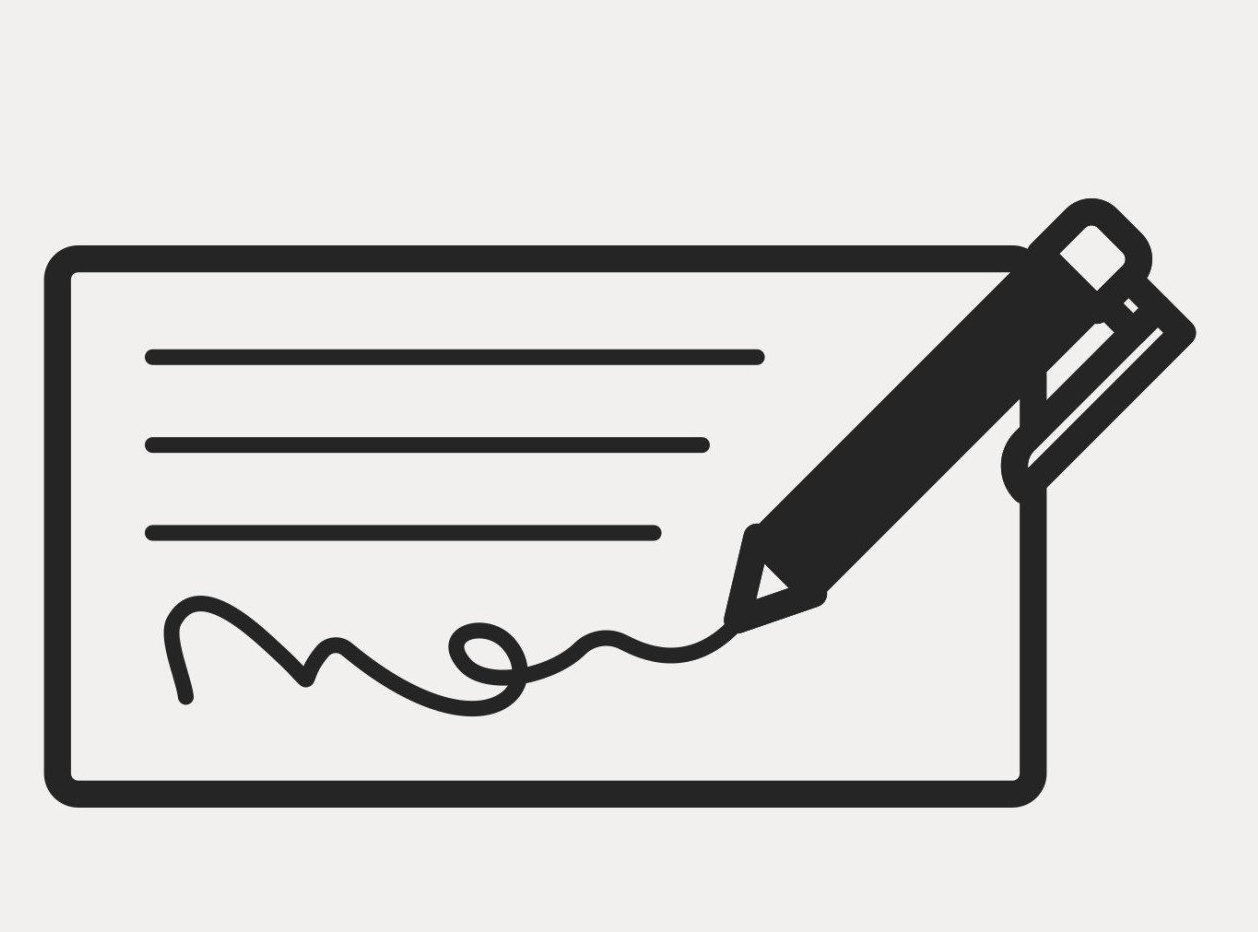 Une personne signe un chèque avec un stylo.
