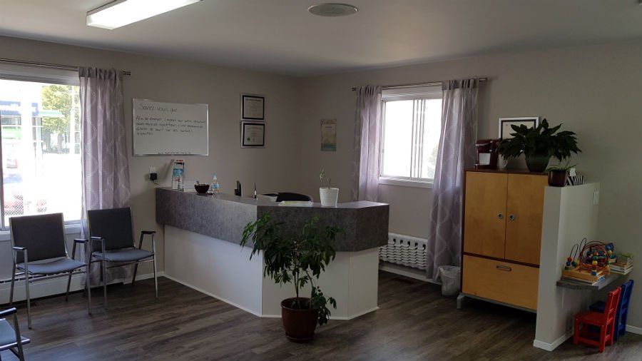 Une salle d'attente avec un bureau et des chaises