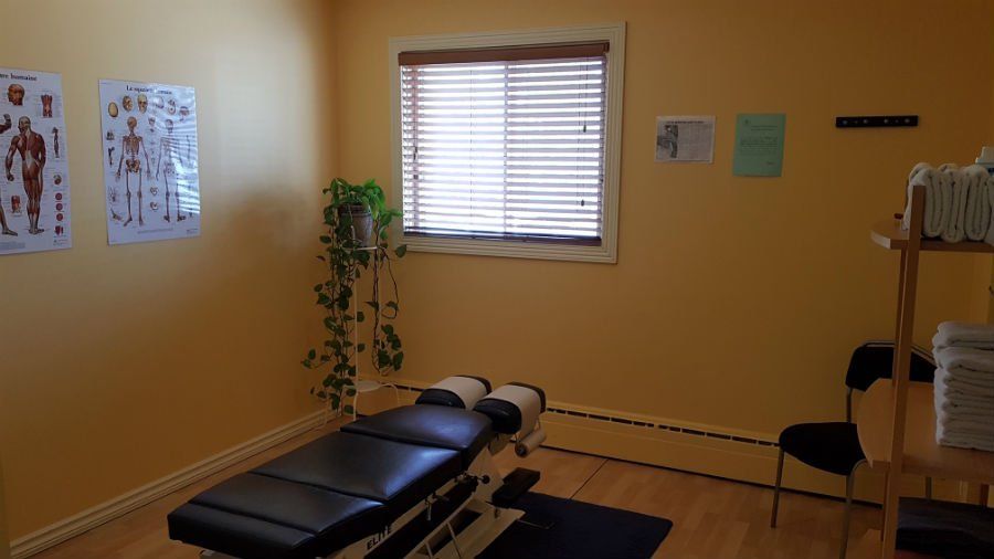 Une pièce avec une table et des chaises et une fenêtre.