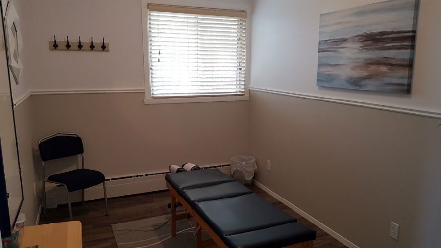 Une chambre avec un lit et une chaise.