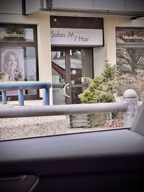 Ein Salon mit einem Schild mit der Aufschrift „Salon my hair“