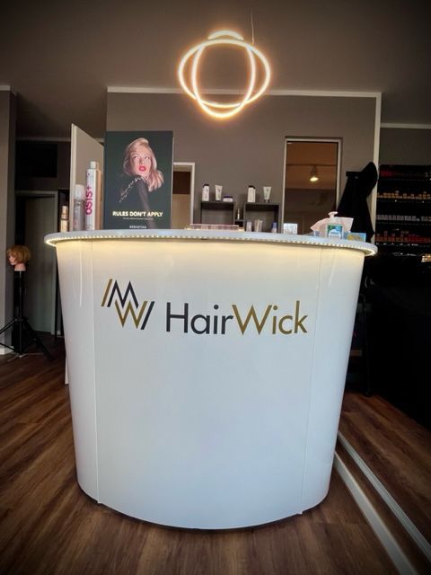 Eine weiße Haardocht-Theke in einem Salon