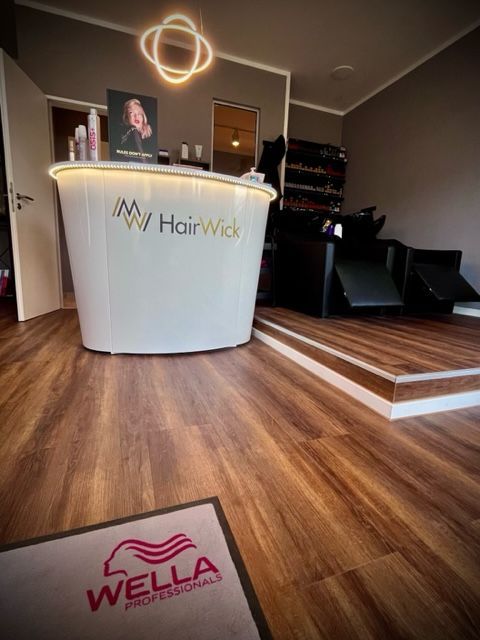 Ein Salon mit einem Wella-Logo auf dem Boden