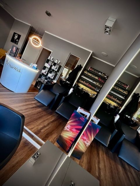 Ein Salon mit vielen Stühlen und Spiegeln