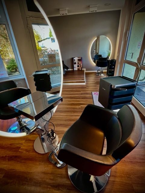 Ein Friseursalon mit Stuhl und Spiegel
