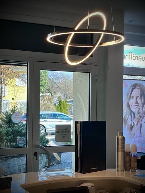 Ein Salon mit einer kreisförmigen Leuchte, die von der Decke hängt