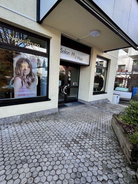 Ein Gebäude mit einem Schild mit der Aufschrift „Salon M. Hair“