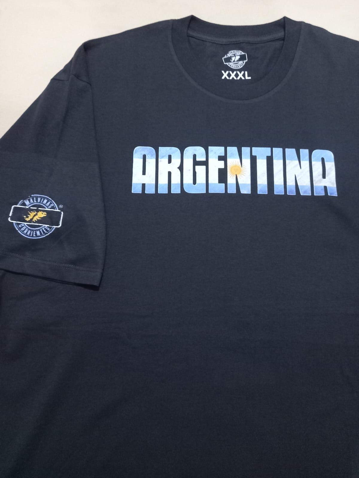 Camiseta azul marino con 