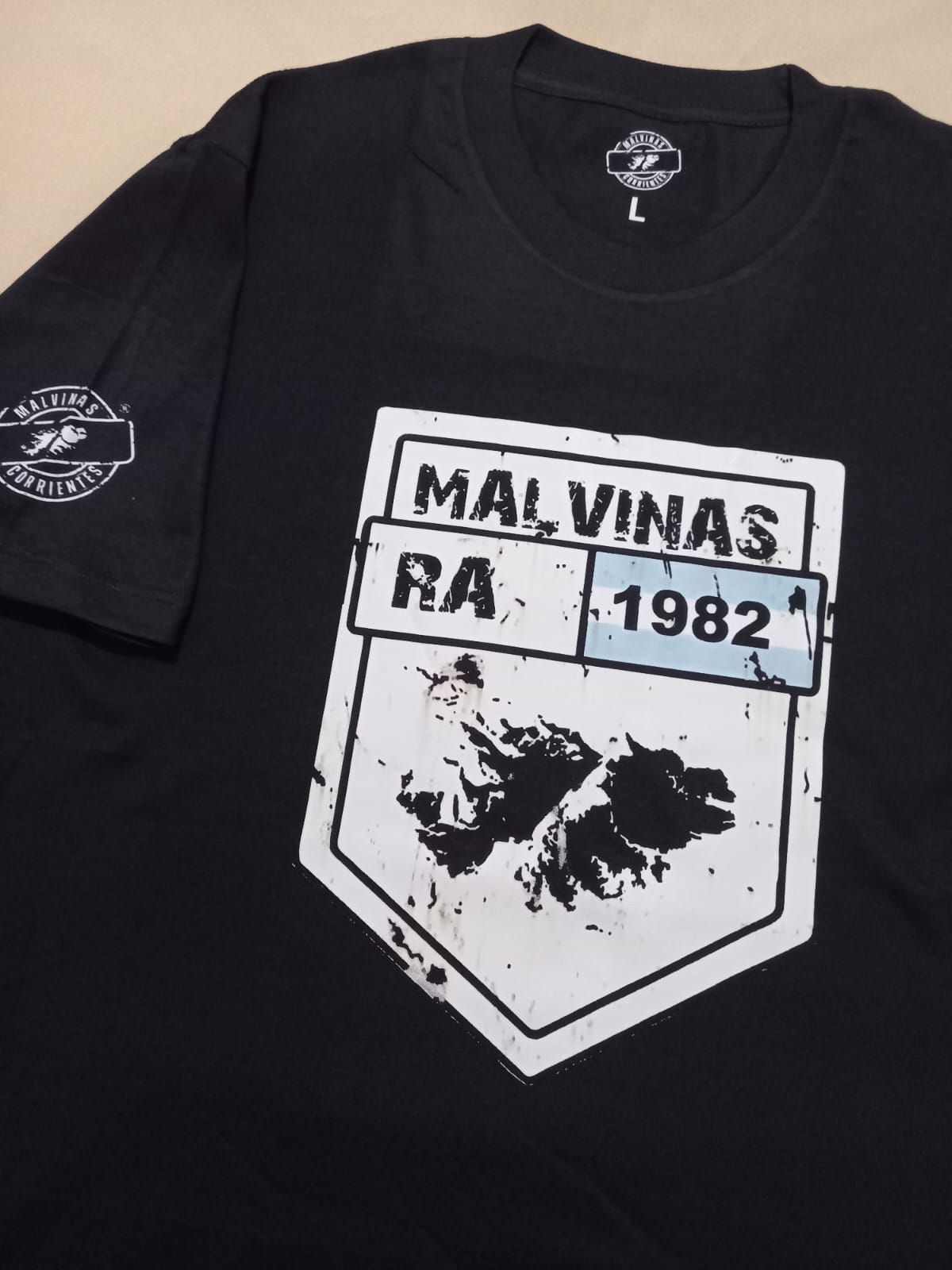 Camiseta negra con diseño de escudo desgastado con 