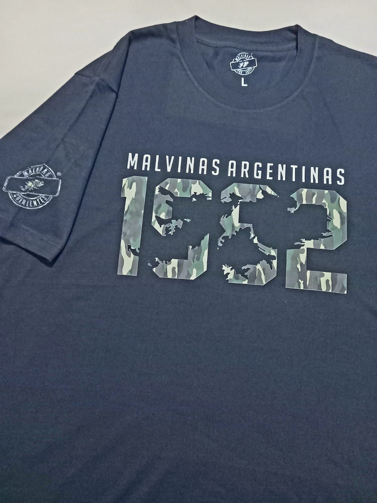 Camiseta azul oscuro con texto 