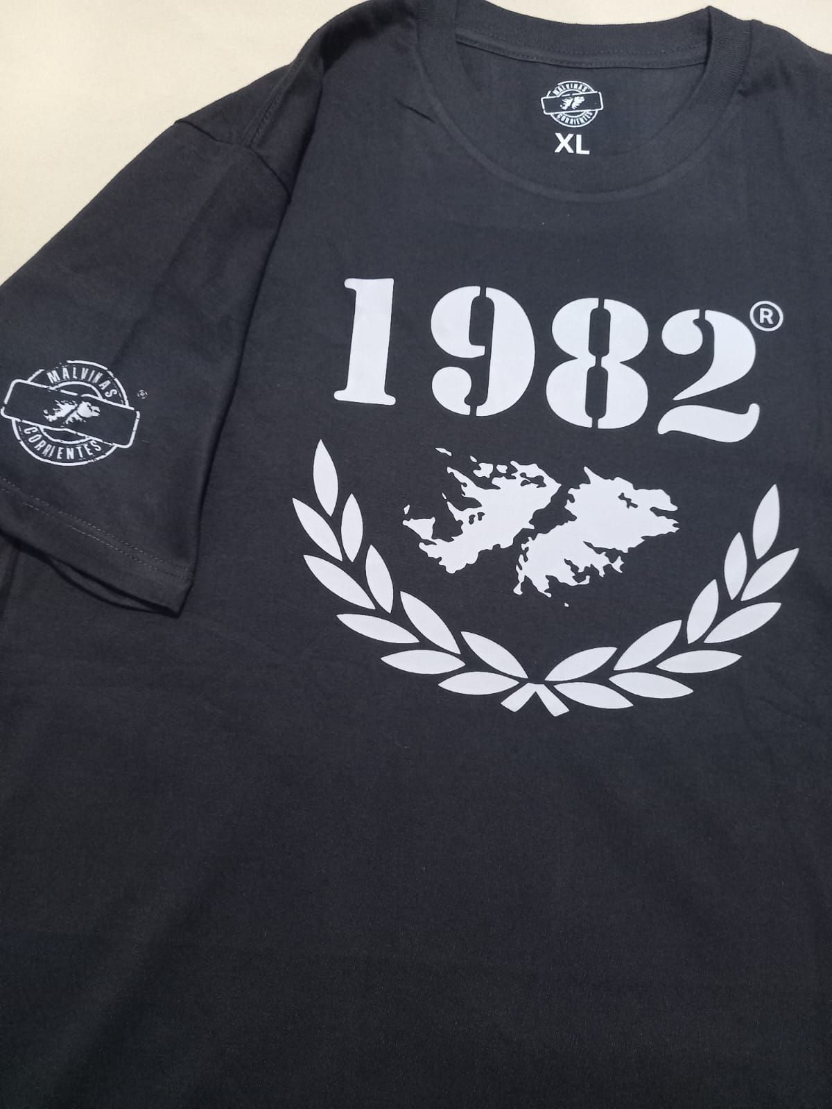 Camiseta gris oscuro con la inscripción 