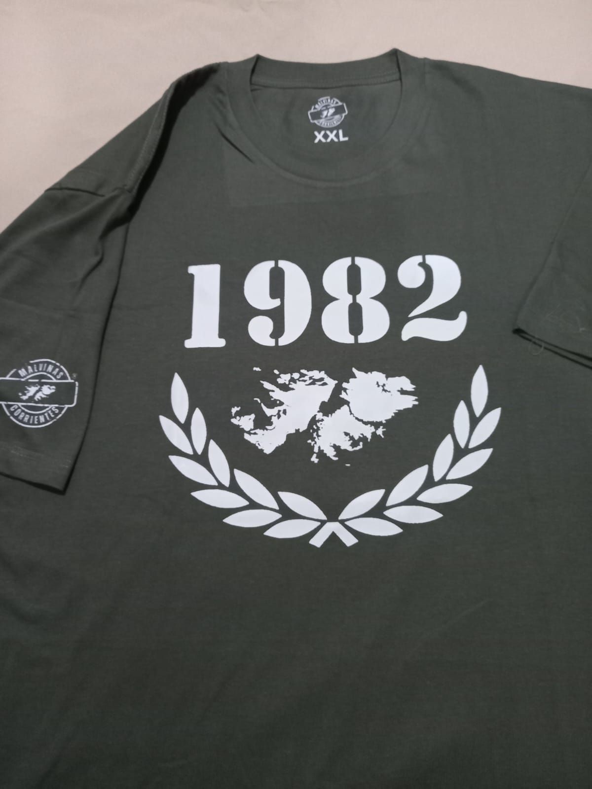 Camiseta verde oliva con 