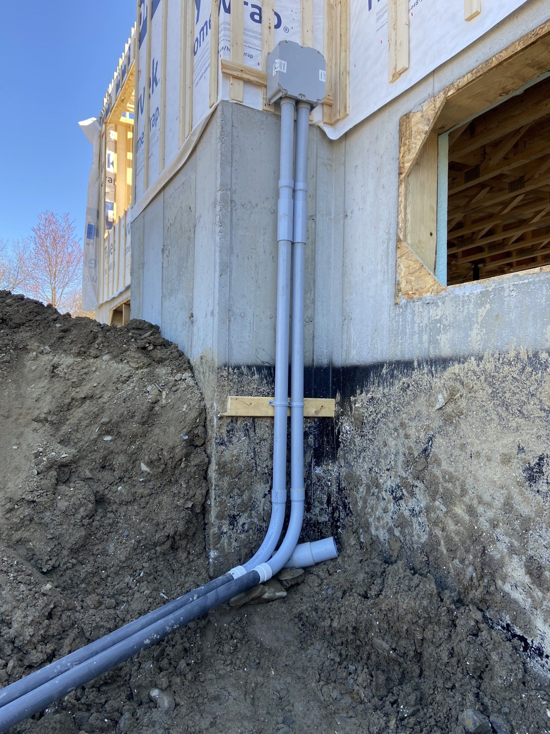 Un mur en béton avec un tas de tuyaux qui en sortent