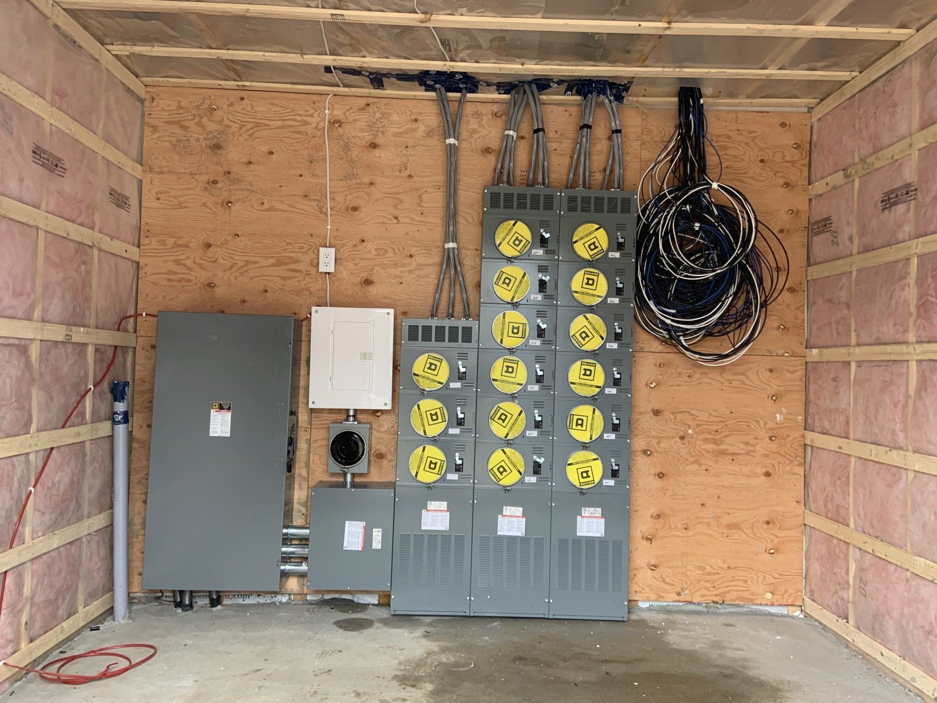 Une pièce avec beaucoup d'équipements électriques sur le mur.