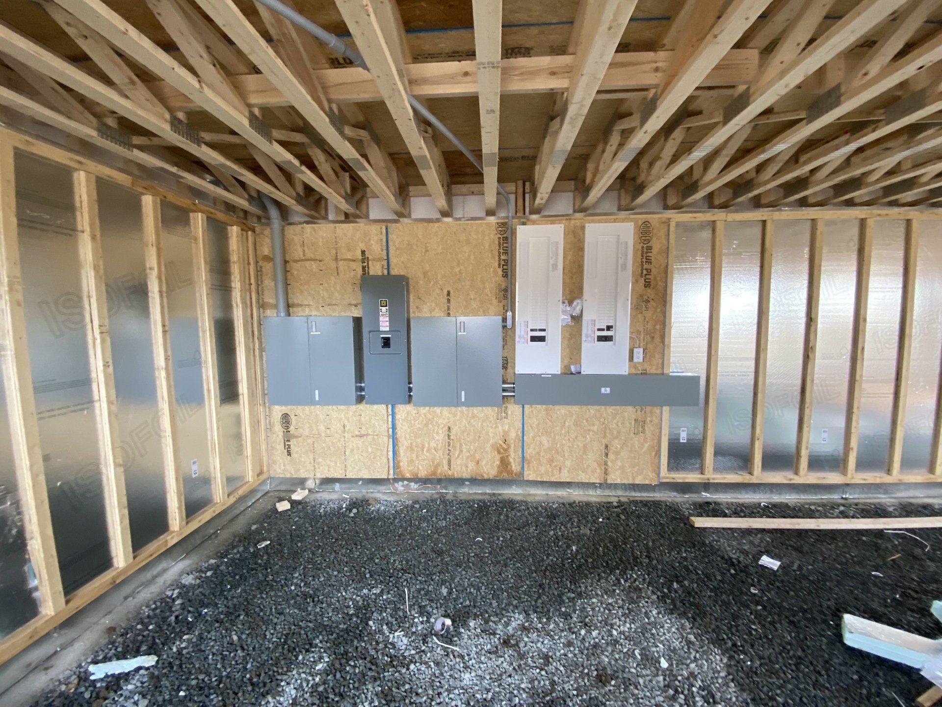 Une pièce en construction avec des panneaux électriques au mur.