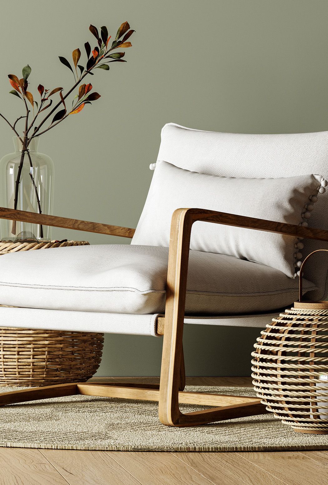 Une chaise est posée sur un tapis à côté d'un vase de fleurs.