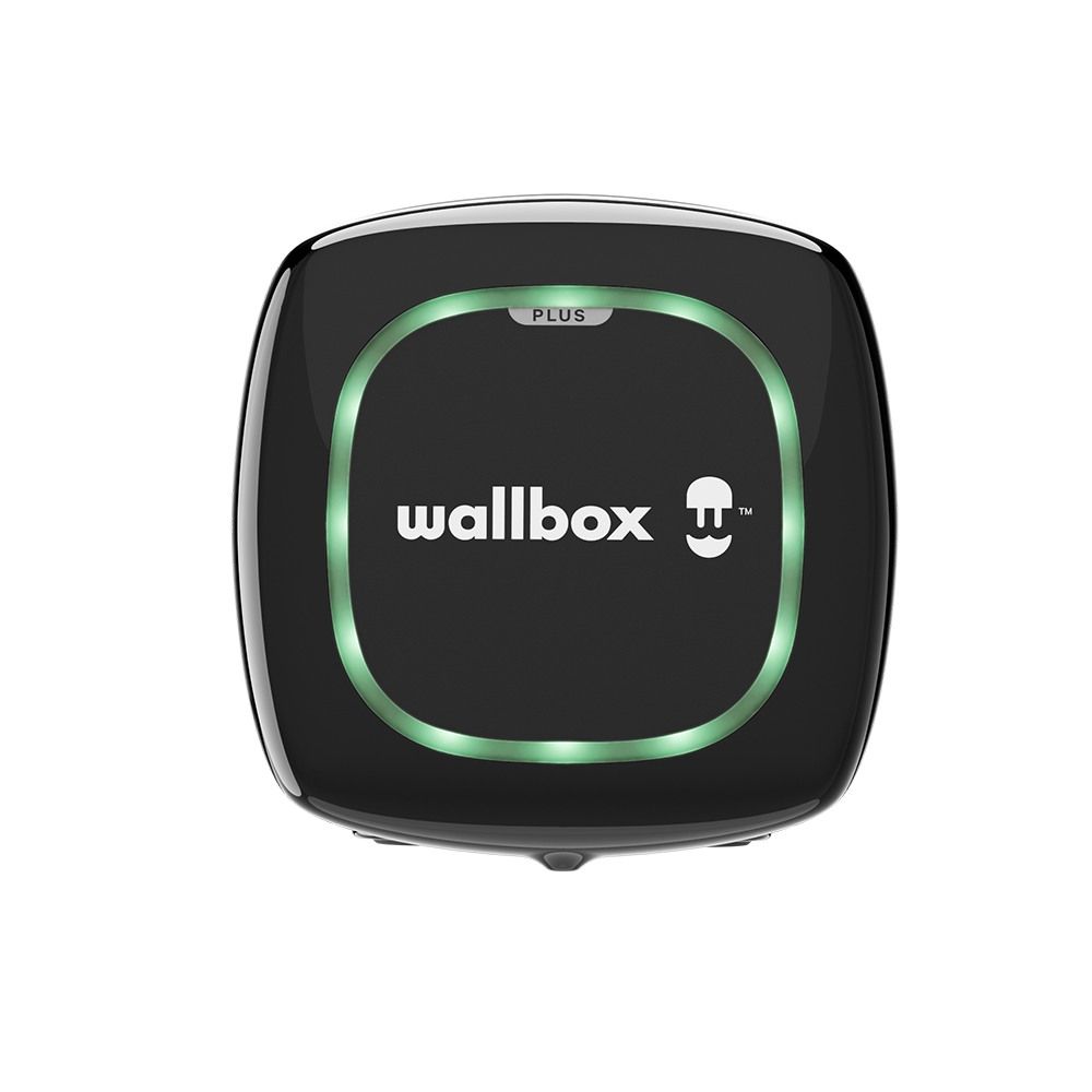 Un appareil wallbox noir avec un cercle vert autour sur un fond blanc.