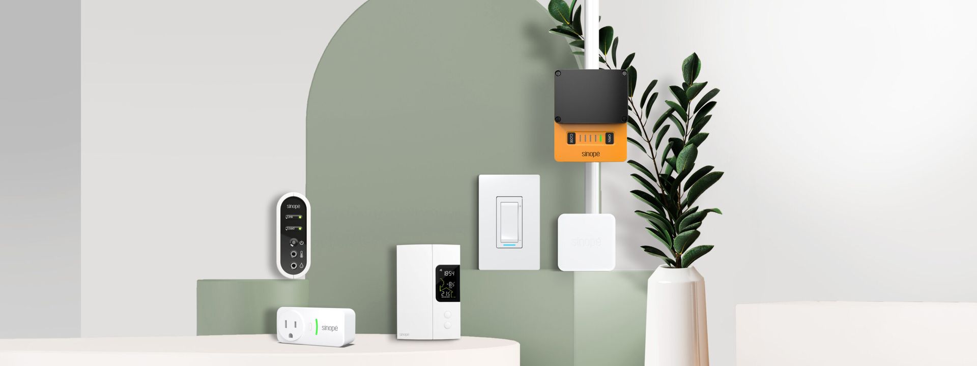 Un salon avec une plante, une télécommande et un système de maison intelligente.