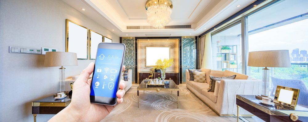 Une personne tient un téléphone intelligent dans un salon.