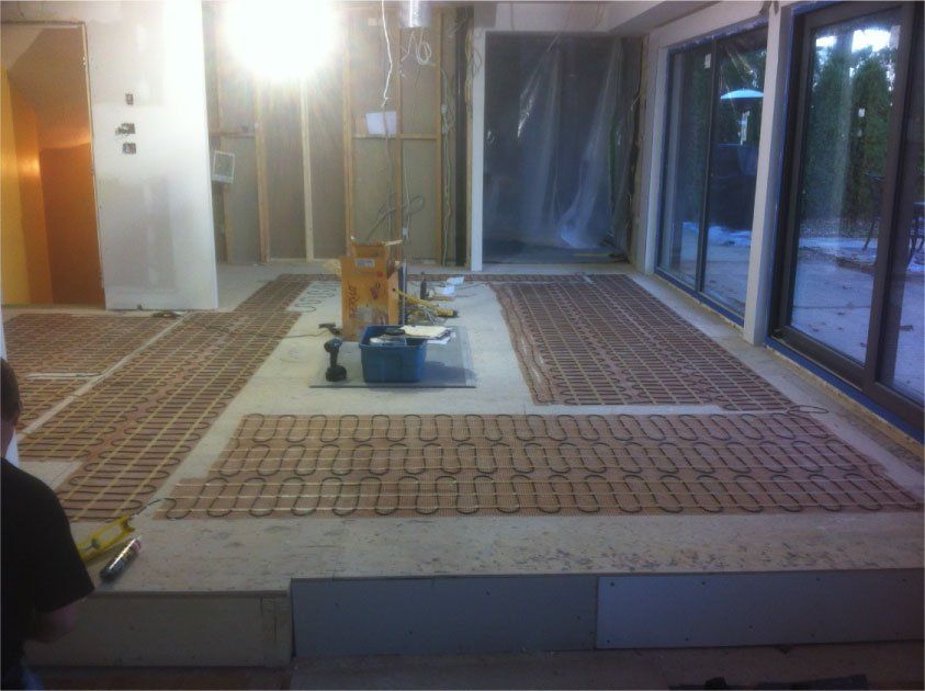 Une pièce avec beaucoup de carrelage au sol